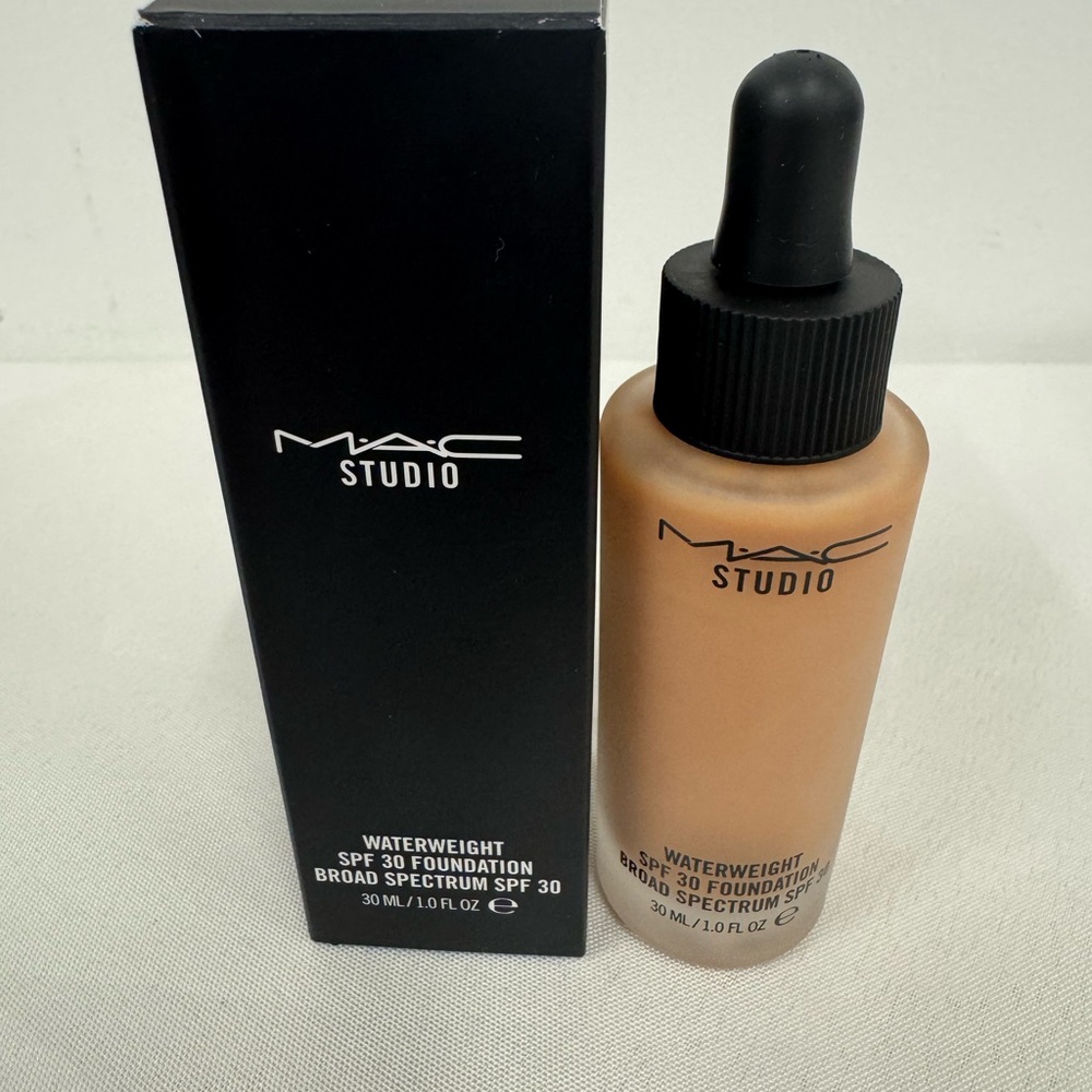 MAC Cosmetics Waterweight Foundation - Warm Tan